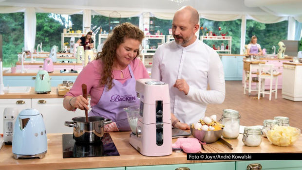 Monika aus Hessen gehört zu den vier Hobbybäckerinnen und -bäckern, die sich ins Halbfinale der Sat.1-Show „Das große Backen“ vorgearbeitet haben. Juror Christian Hümbs und dessen Kollegin Bettina Schliephake-Burchardt stellen dem Quartett drei anspruchsvolle Aufgaben. Foto © Joyn/André Kowalski