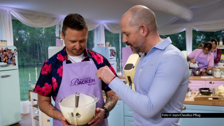 Am 12. August begleitet Top-Patissier Christian Hümbs als Jurymitglied noch zehn verbliebene Hobbybäckerinnen und -bäcker durch die dritte Staffelrunde von „Das große Backen“. Auch Kandidat Michael aus Menden kann sich noch Hoffnungen auf den Gesamtsieg in der Sat.1-Show machen. (Foto © Joyn/Claudius Pflug)