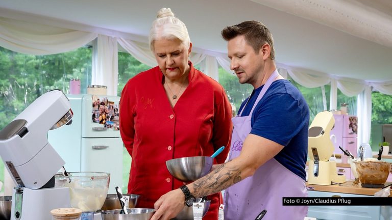 Jurorin Bettina Schliephake-Burchardt hat auch am 26. August wieder spannende Herausforderungen für die Kandidatinnen und Kandidaten der Sat.1-Show „Das große Backen“ parat. Einer von ihnen ist der 41-jährige Motivtorten-Spezialist Michael aus Menden. (Foto © Joyn/Claudius Pflug)