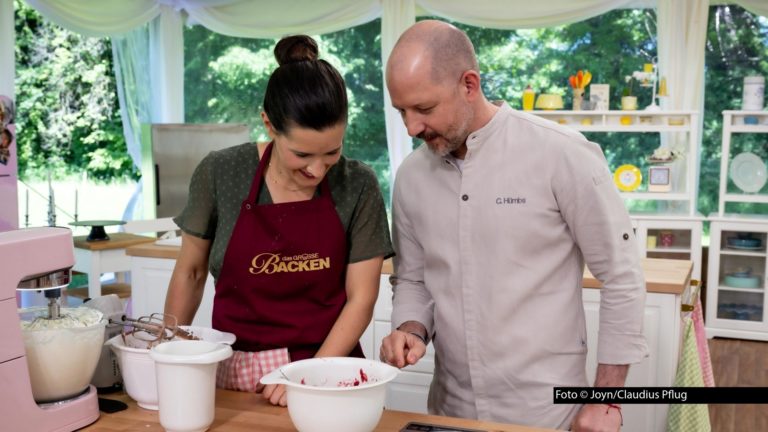 Die Sat.1-Show „Das große Backen“ geht am 9. September in die siebte Runde der laufenden Staffel. Juror Christian Hümbs und seine Kollegin Bettina Schliephake-Burchardt stellen Favoritin Bianca und den fünf weiteren im Wettbewerb verbliebenen Kandidaten wieder drei anspruchsvolle Aufgaben. (Foto © Joyn/Claudius Pflug)