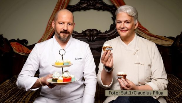 Auch in der fünften Staffelrunde der Sat.1-Show „Das große Backen“ stellt das Jury-Duo Christian Hümbs und Bettina Schliephake-Burchardt den Hobbybäckerinnen und -bäckern wieder anspruchsvolle Aufgaben. So geht’s diesmal u.a. um die Kreation eines Backwerks mit Marmor-Muster. (Foto: Sat.1/Claudius Pflug)