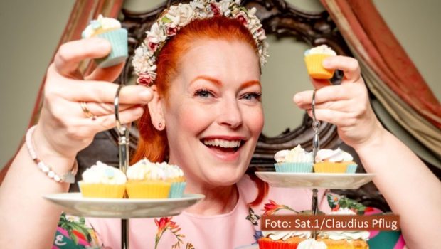 Moderatorin Enie van de Meiklokjes führt am 4. Oktober durch eine weitere Ausgabe von „Das große Backen“ in Sat.1. In dieser Ausgabe werden die begehrten Plätze für das Halbfinale der elften Staffel vergeben. Noch sechs Hobbybäckerinnen und -bäcker sind im Rennen. (Foto: Sat.1/Claudius Pflug)