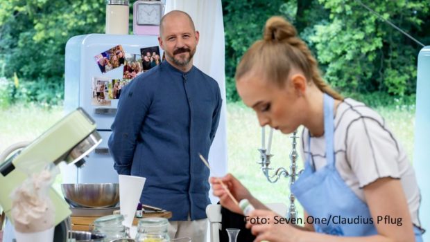 Am 9. Oktober läuft das Halbfinale von „Das große Backen“ auf Sat.1. Ein vorletztes Mal müssen die vier verbliebenen Kandidatinnen und Kandidaten die Juroren Christian Hümbs und Bettina Schliephake-Burchardt mit ihren Backkreationen überzeugen. (Foto: Seven.One/Claudius Pflug)