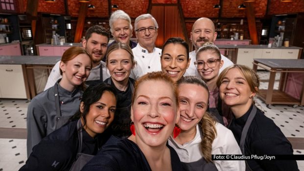 Auf dem neuen Sendeplatz in der Mittwochs-Primetime geht am 2. Juli die sechste Staffel der Sat.1-Show „Das große Backen – Die Profis“ an den Start. Das bewährte Team um Moderatorin Enie van de Meiklokjes begrüßt dazu acht Kandidatinnen und Kandidaten in der TV-Backstube. (Foto: © Claudius Pflug/Joyn)