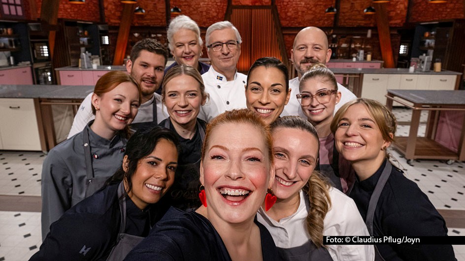 Auf dem neuen Sendeplatz in der Mittwochs-Primetime geht am 2. Juli die sechste Staffel der Sat.1-Show „Das große Backen – Die Profis“ an den Start. Das bewährte Team um Moderatorin Enie van de Meiklokjes begrüßt dazu acht Kandidatinnen und Kandidaten in der TV-Backstube. (Foto: © Claudius Pflug/Joyn)