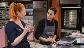 Am 2. Juli kehrt „Das große Backen – Die Profis“ nach einjähriger Pause mit einem neuen Konzept zurück. Mit dabei ist erneut Moderatorin Enie van de Meiklokjes, die den Profi-Kandidaten, darunter auch Vegan-Konditorin Theresa, zur Seite steht. Foto © Joyn