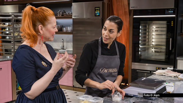 Am 2. Juli kehrt „Das große Backen – Die Profis“ nach einjähriger Pause mit einem neuen Konzept zurück. Mit dabei ist erneut Moderatorin Enie van de Meiklokjes, die den Profi-Kandidaten, darunter auch Vegan-Konditorin Theresa, zur Seite steht. Foto © Joyn
