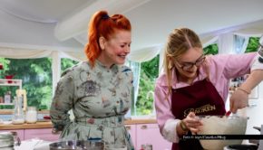 Im Staffelauftakt von „Das große Backen“ konnte sich Hobbybäckerin Charlotte die rote Schürze und somit den Titel „Bäckerin der Woche“ sichern. In der zweiten Runde in dem von Enie van de Meiklokjes moderierten Backwettbewerb lautet das Motto für Charlotte und ihre elf Kontrahenten „Tea Time“. Foto © Joyn/Claudius Pflug