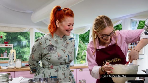 Im Staffelauftakt von „Das große Backen“ konnte sich Hobbybäckerin Charlotte die rote Schürze und somit den Titel „Bäckerin der Woche“ sichern. In der zweiten Runde in dem von Enie van de Meiklokjes moderierten Backwettbewerb lautet das Motto für Charlotte und ihre elf Kontrahenten „Tea Time“. Foto © Joyn/Claudius Pflug