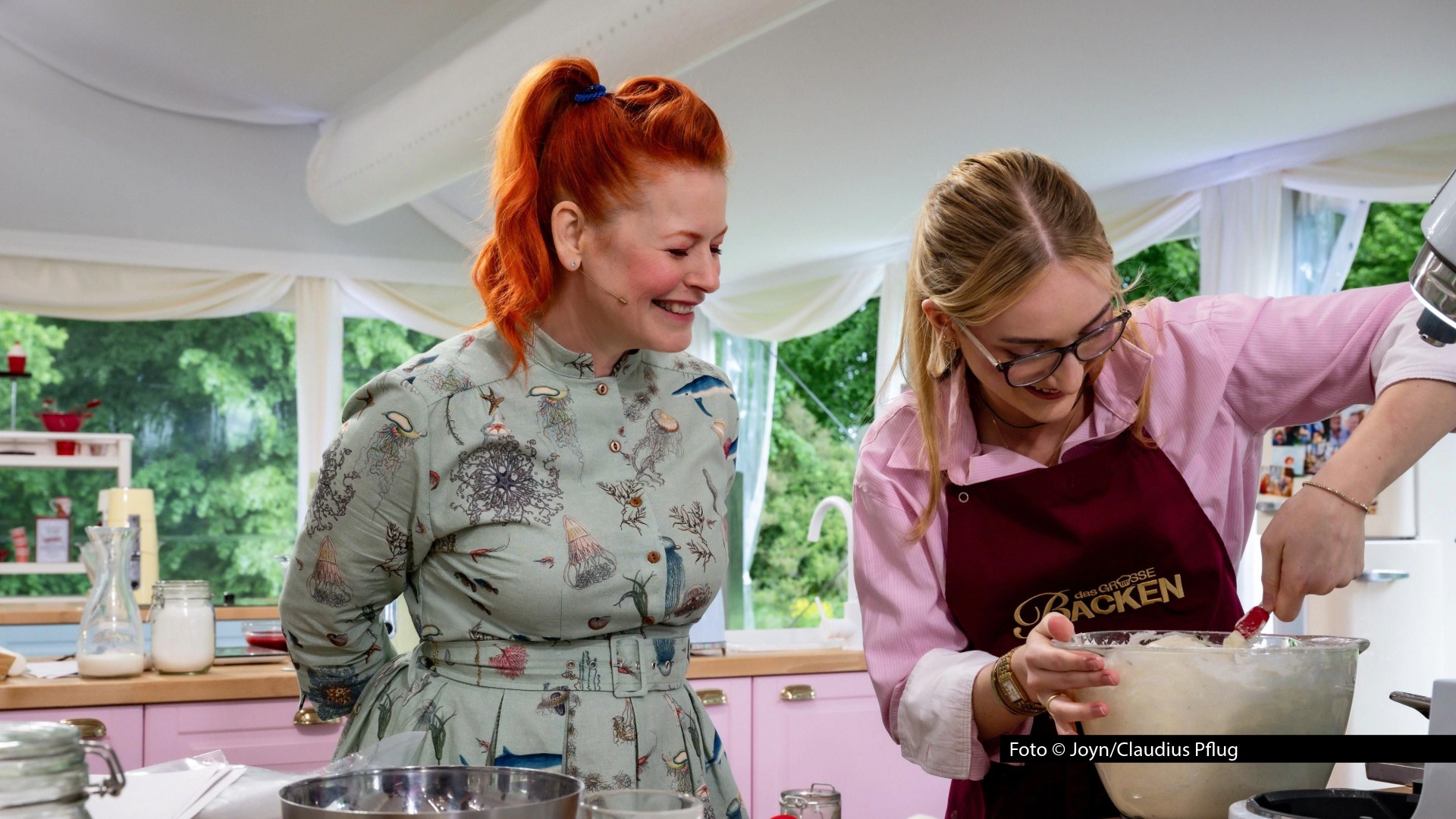 Im Staffelauftakt von „Das große Backen“ konnte sich Hobbybäckerin Charlotte die rote Schürze und somit den Titel „Bäckerin der Woche“ sichern. In der zweiten Runde in dem von Enie van de Meiklokjes moderierten Backwettbewerb lautet das Motto für Charlotte und ihre elf Kontrahenten „Tea Time“. Foto © Joyn/Claudius Pflug