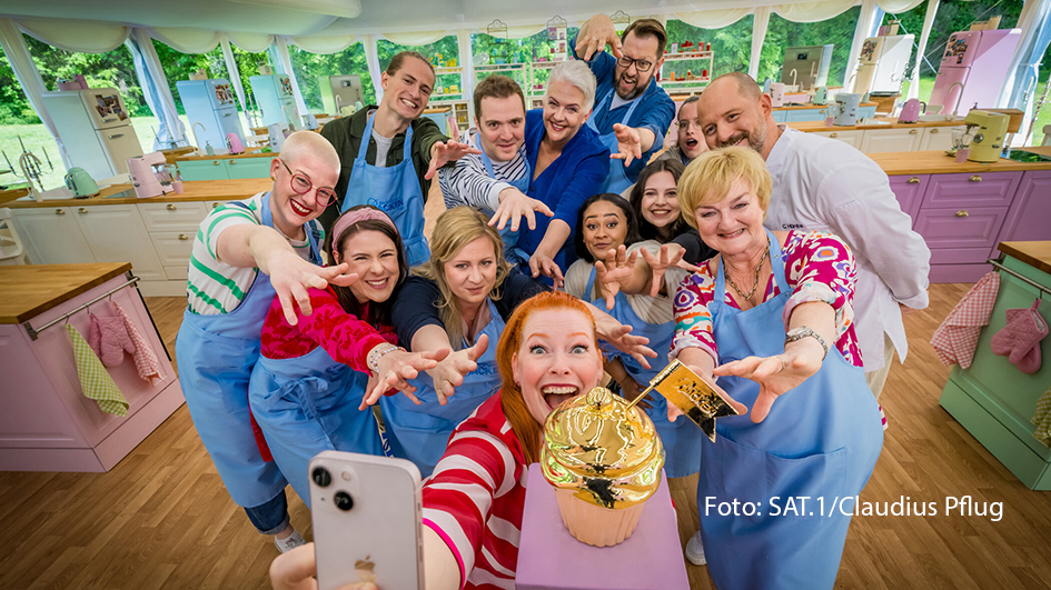 Noch neun Hobbybäckerinnen und -bäcker streben in der elften Staffel von „Das große Backen“ nach dem Goldenen Cupcake. Am 6. September geht der TV-Backwettbewerb mit Enie van de Meiklokjes sowie den Juroren Bettina Schliephake-Burchardt und Christian Hümbs in die nächste Runde. (Foto: SAT.1/Claudius Pflug)