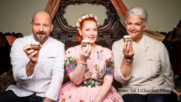 Im August startet in Sat.1 die elfte Staffel von „Das große Backen“. Nach einer neunjährigen Primetime-Pause kehrt der beliebte Backwettbewerb auf den 20:15-Sendeplatz zurück. Mit von der Partie sind wieder Moderatorin Enie van de Meiklokjes sowie das Juroren-Duo Bettina Schliephake-Burchardt und Christian Hümbs. (Foto: Sat.1/Claudius Pflug)