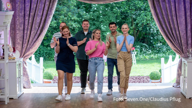 In der fünften Woche der Sat.1-Show „Das große Backen“ wird es süß und fruchtig. Karamell, Buntstifte aus Biskuitteig und eine Fruchtbombe stehen auf dem Plan. Ob die sechs verbleibenden Kandidatinnen und Kandidatinnen den hohen Ansprüchen der Jury genügen, zeigen die Prüfungen am heutigen Abend. (Foto: Seven.One/Claudius Pflug)