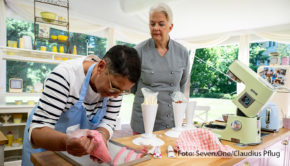 Jurorin Betty Schliephake-Burchardt schaut genau hin: Auch in der zweiten Ausgabe der neuen „Das große Backen“-Staffel in Sat.1 stehen die verbliebenen Hobbybäckerinnen und -bäcker vor Herausforderungen, bei denen es auf jedes Detail ankommt. (Foto: Seven.One/Claudius Pflug)