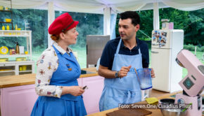 Bei „Das große Backen“ geht’s heute Abend für die verbliebenen Hobbybäckerinnen und -bäcker wie Samuel um den Einzug ins Halbfinale. Unter den wachsamen Augen von Moderatorin Enie van de Meiklokjes und dem Juroren-Duo Betty Schliephake-Burchardt und Christian Hümbs gilt es, sich erneut in drei Backherausforderungen zu beweisen. (Foto: Seven.One/Claudius Pflug)