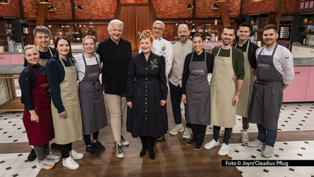 Am 30. Juli bittet Enie van de Meiklokjes um 20:15 Uhr zum Halbfinale von „Das große Backen – die Profis“. Unterstützung erhalten die letzten vier Kandidaten von Familie und Freunden. Wer sich für die alles entscheidende Runde qualifiziert, entscheidet wieder das Jurorentrio. Foto © Joyn/Claudius Pflug