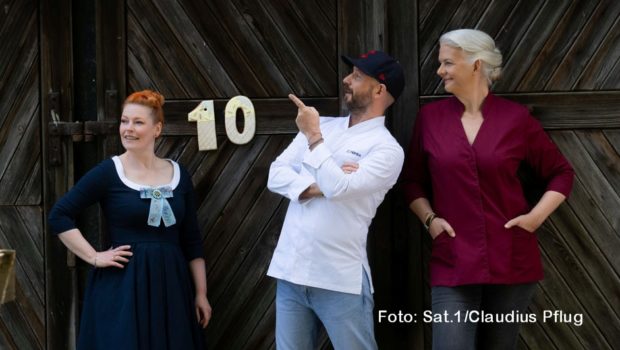 Moderatorin Enie van de Meiklokjes sowie die Juroren Christian Hümbs und Bettina Schliephake-Burchardt begrüßen am 25. September die sieben verbliebenen Kandidatinnen und Kandidaten zu „Das große Backen“ in Sat.1. Auf dem Programm steht Runde vier der Jubiläumsstaffel. (Foto: Sat.1/Claudius Pflug)