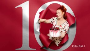 Moderatorin Enie van de Meiklokjes bittet ab dem 4. September zum zehnten Mal zu „Das große Backen“ in Sat.1. Als prominente Gastjuroren wirken in der Jubiläumsstaffel u.a. Tim Raue, Rebecca Mir, Vorjahressieger Hannes Güther und der britische Starkoch Paul Hollywood mit. (Foto: Sat.1)