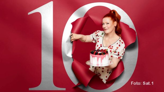 Moderatorin Enie van de Meiklokjes bittet ab dem 4. September zum zehnten Mal zu „Das große Backen“ in Sat.1. Als prominente Gastjuroren wirken in der Jubiläumsstaffel u.a. Tim Raue, Rebecca Mir, Vorjahressieger Hannes Güther und der britische Starkoch Paul Hollywood mit. (Foto: Sat.1)