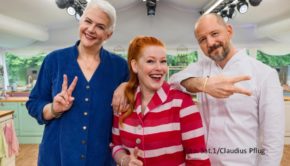 Halbfinale bei „Das große Backen“ – am 11. Oktober begrüßen Moderatorin Enie van de Meiklokjes sowie die Juroren Christian Hümbs und Bettina Schliephake-Burchardt die verbliebenen Kandidatinnen und Kandidaten ein vorletztes Mal im Backzelt. Zur Primetime entscheidet sich, wer in der kommenden Finalwoche um den Golden Cupcake kämpfen darf. (Foto: Sat.1/Claudius Pflug)