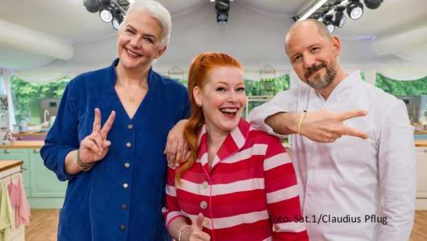Halbfinale bei „Das große Backen“ – am 11. Oktober begrüßen Moderatorin Enie van de Meiklokjes sowie die Juroren Christian Hümbs und Bettina Schliephake-Burchardt die verbliebenen Kandidatinnen und Kandidaten ein vorletztes Mal im Backzelt. Zur Primetime entscheidet sich, wer in der kommenden Finalwoche um den Golden Cupcake kämpfen darf. (Foto: Sat.1/Claudius Pflug)