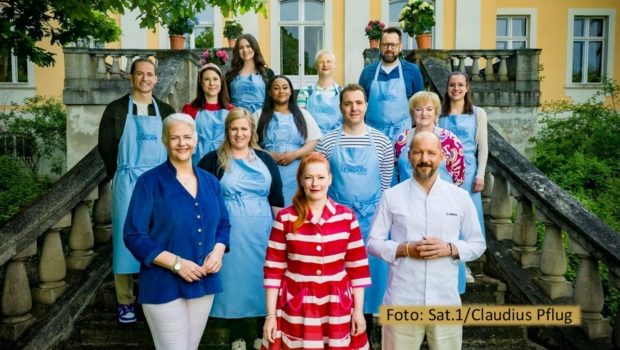 Zehn Kandidatinnen und Kandidaten treten zur elften Staffel von „Das große Backen“ an. Die Sat.1-Show, die auf dem neuen Sendeplatz in der Mittwochs-Primetime läuft, wird wieder von Enie van de Meiklokjes moderiert. Das bewährte Jury-Duo bilden Christian Hümbs und Bettina Schliephake-Burchardt. (Foto: Sat.1/Claudius Pflug)