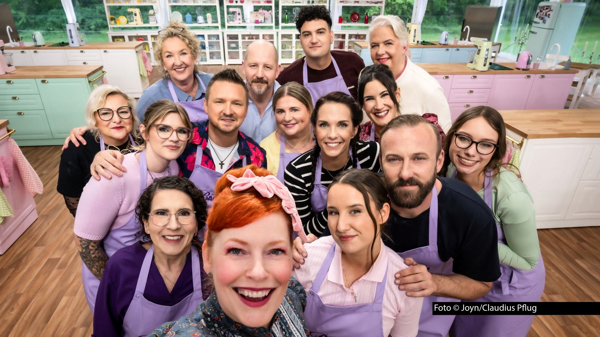 Moderatorin Enie van de Meiklokjes sowie die Juroren Bettina Schliephake-Burchardt und Christian Hümbs laden ab dem 29. Juli zur 14. Staffel der Sat.1-Show „Das große Backen“ ein. Zum Auftakt gehen zwölf ambitionierte Hobbybäckerinnen und -bäcker ins Rennen. Foto © Joyn/Claudius Pflug