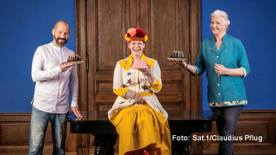 Moderatorin Enie van de Meiklokjes sowie die Juroren Christian Hümbs und Bettina Schliephake-Burchardt laden am 11. Dezember zu einer neuen Folge von „Das große Backen“ in Sat.1 ein. Dabei werden die drei Plätze für das Finale von Staffel 9 vergeben. (Foto: Sat.1/Claudius Pflug)