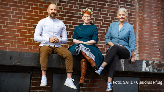 Bei „Das große Promibacken“ steht am heutigen Abend um 20:15 Uhr die dritte Runde an. Dieses Mal geht‘s für die prominenten Hobbybäckerinnen und -bäcker u.a. um die Neuinterpretation eines klassischen Gugelhupfs und ein besonderes Rezept von Juror Christian Hümbs. (Foto: Sat.1/Claudius Pflug)