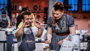 In der zweiten Runde der diesjährigen „Das große Promibacken“-Staffel am 21. Februar erwartet Gastgeberin Enie van de Meiklokjes absolute Präzision. Dabei haben Mathias Mester und seine sechs Kontrahentinnen und Kontrahenten durchaus die eine oder andere Nuss zu knacken. (Foto: Sat.1/Claudius Pflug)