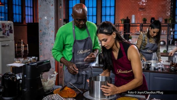 Staffel 9 der Sat.1-Show „Das große Promibacken“ geht am 26. Februar in die zweite Runde. Als beste Bäckerin der Vorwoche legt Amira Aly mit der roten Schürze los. Sie konkurriert u.a. mit Bruce Darnell und sieben weiteren Stars. (Foto: Joyn/Claudius Pflug)