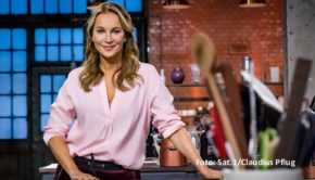 In der Auftaktfolge der siebten Staffel von „Das große Promibacken“ konnte die Moderatorin und Schauspielerin Caroline Beil die Juroren von ihren Backkreationen überzeugen. Sie erhielt am Ende die begehrte rote Schürze und den Titel „Bäckerin der Woche“. (Foto: Sat.1/Claudius Pflug)
