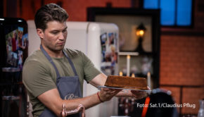 Halbzeit bei „Das große Promibacken“. In der vierten Runde des TV-Backwettbewerbs geht’s für Raúl Richter und Co. am 6. März um den Einzug ins Halbfinale. Doch zuvor stehen erneut drei Back-Herausforderungen auf dem Programm, die reichlich Können und Kreativität erfordern. (Foto: Sat.1/Claudius Pflug)
