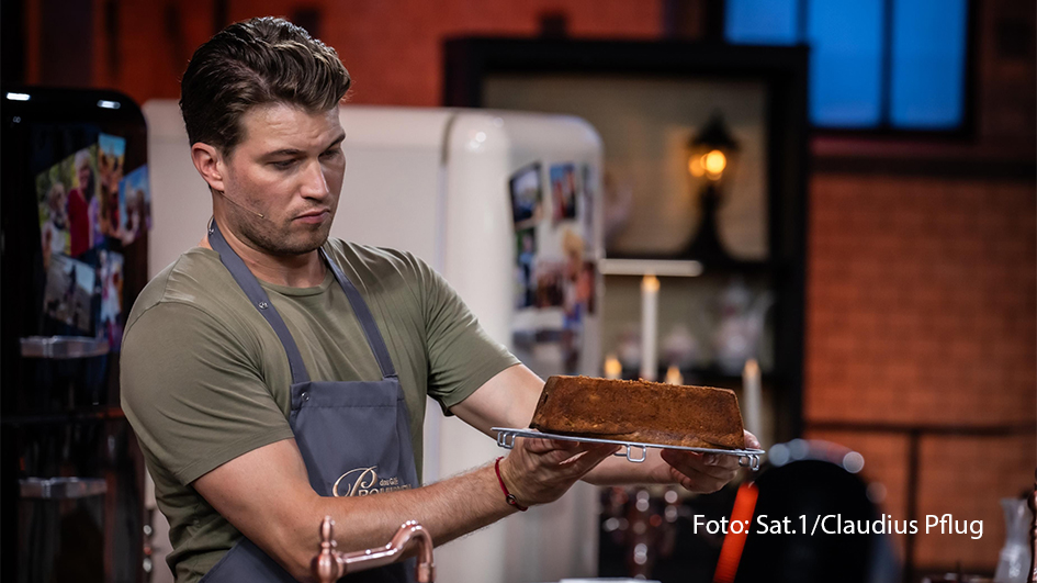 Halbzeit bei „Das große Promibacken“. In der vierten Runde des TV-Backwettbewerbs geht’s für Raúl Richter und Co. am 6. März um den Einzug ins Halbfinale. Doch zuvor stehen erneut drei Back-Herausforderungen auf dem Programm, die reichlich Können und Kreativität erfordern. (Foto: Sat.1/Claudius Pflug)