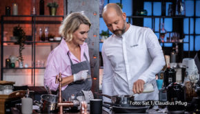 Am 28. Februar geht „Das große Promibacken 2024“ in die dritte Runde. Diesmal verlangt das Juroren-Duo Christian Hümbs und Bettina Schliephake-Burchardt von Schauspielerin Alexandra Rietz und ihren verbliebenen Kontrahenten herzhaftes Gebäck und pompöse XXL-Pralinen. (Foto: Sat.1/Claudius Pflug)
