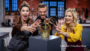 Im Finale von „Das große Promibacken“ treten am 20. März Susan Sideropoulos, Madita van Hülsen und Mathias Mester um den Titel „Promibäcker des Jahres“, den Goldenen Cupcake und 10.000 Euro für einen guten Zweck an. Sat.1 zeigt die finale Runde der Backshow ab 20:15 Uhr. (Foto: Sat.1/Claudius Pflug)
