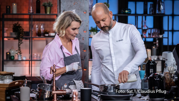 Am 28. Februar geht „Das große Promibacken 2024“ in die dritte Runde. Diesmal verlangt das Juroren-Duo Christian Hümbs und Bettina Schliephake-Burchardt von Schauspielerin Alexandra Rietz und ihren verbliebenen Kontrahenten herzhaftes Gebäck und pompöse XXL-Pralinen. (Foto: Sat.1/Claudius Pflug)