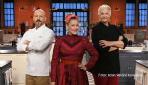 Christian Hümbs, Enie van de Meiklokjes und Bettina Schliephake-Burchardt bitten ab 19. Februar in Sat.1 zu „Das große Promibacken“. Mit von der Partie sind die Fußball-WM-Stars Nadine Angerer und Pierre Littbarski. Hinzu kommen u.a. Amira Aly, Bruce Darnell und Ella Endlich. (Foto: Joyn/André Kowalski)