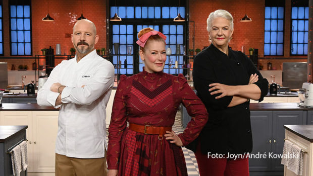 Christian Hümbs, Enie van de Meiklokjes und Bettina Schliephake-Burchardt bitten ab 19. Februar in Sat.1 zu „Das große Promibacken“. Mit von der Partie sind die Fußball-WM-Stars Nadine Angerer und Pierre Littbarski. Hinzu kommen u.a. Amira Aly, Bruce Darnell und Ella Endlich. (Foto: Joyn/André Kowalski)