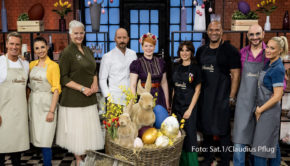 Moderatorin Enie van de Meiklokjes sowie die Juroren Christian Hümbs und Bettina Schliephake-Burchardt begrüßen zur Oster-Spezialausgabe von „Das große Promibacken“ die Teams Detlef Soost und Natalia Avelon, Janine Kunze und Ralph Morgenstern sowie Ekaterina Leonova und Jürgen Milski. (Foto: Sat.1/Claudius Pflug)
