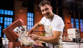 Am heutigen 1. Februar geht „Das große Promibacken 2023“ in die vierte Runde. Um den Goldenen Cupcake und 10.000 Euro für einen guten Zweck backen u.a. noch der ehemalige Kunstturner Philipp Boy, Schauspieler Kai Schumann sowie Moderatorin Caroline Beil. (Foto: Sat.1/Claudius Pflug)