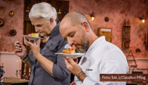 Am heutigen 18. Januar läuft bei Sat.1 eine neue Folge von „Das große Promibacken“ mit Moderatorin Enie van de Meiklokjes. Die Juroren Christian Hümbs und Bettina Schliephake-Burchardt erwarten von den prominenten Kandidatinnen und Kandidaten u.a. eine kunstvolle Horror-Torte. (Foto: Sat.1/Claudius Pflug)