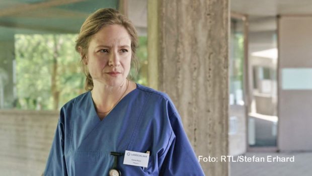 Mit zwei Nominierungen, einer für den „Besten Fernsehfilm“ und einer für Hauptdarstellerin Julia Jentsch, geht das Krankenhaus-Drama „Das weiße Schweigen“ in die Verleihung des Deutschen Fernsehpreises. Davor feiert der Film von Esther Gronenborn am 7. September seine Free-TV-Premiere bei Vox. (Foto: RTL/Stefan Erhard)