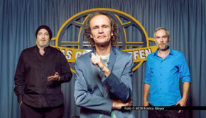 Ab dem 22. Januar laufen im Ersten neue Folgen von „Das Gipfeltreffen“ mit Torsten Sträter, Olaf Schubert und Johann König. Die Stichworte zum absurd-komischen Talk der drei Wortakrobaten liefern zum Staffelauftakt Promis wie Ruth Moschner, Louis Klamroth und Marleen Lohse. Foto © MDR/Enrico Meyer