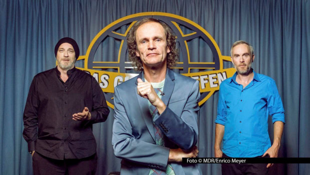 Ab dem 22. Januar laufen im Ersten neue Folgen von „Das Gipfeltreffen“ mit Torsten Sträter, Olaf Schubert und Johann König. Die Stichworte zum absurd-komischen Talk der drei Wortakrobaten liefern zum Staffelauftakt Promis wie Ruth Moschner, Louis Klamroth und Marleen Lohse. Foto © MDR/Enrico Meyer