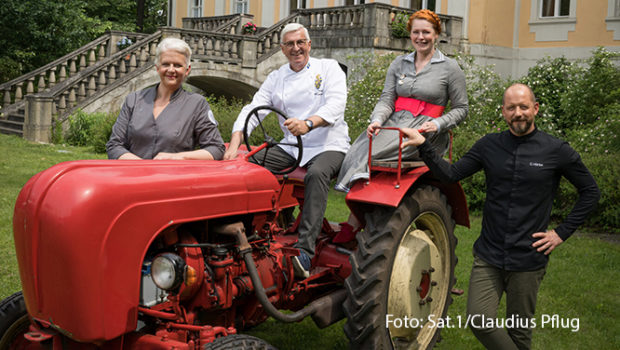 In der neuen Ausgabe von „Das große Backen“ geht‘s am Sonntag für die Kandidatinnen und Kandidaten bereits weihnachtlich zu. Enie van de Meiklokjes begrüßt den aus dem Spin-off „Das große Backen – Die Profis“ bekannten Star-Patissier Günther Koerffer als Gastjuror. (Foto: Sat.1/Claudius Pflug)
