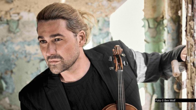 Für den 9. Oktober 2026 haben Geigenvirtuose David Garrett und sein Label Deutsche Grammophon das neue Album „Immortal“ angekündigt. Darauf zu hören gibt’s Werke von u.a. Debussy, Mozart, Sibelius, Bach und Brahms. Als Vorab-Single erscheint Puccinis „Nessun dorma“. (Foto © Ben Wolf)