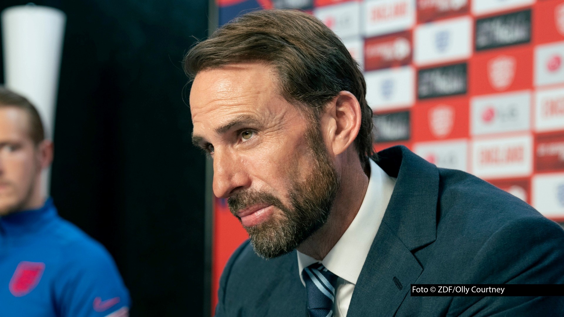 Vom Original kaum zu unterscheiden: Joseph Fiennes spielt in der Miniserie „Dear England“ den erfolgreichen Fußball-Nationaltrainer Gareth Southgate. Zu sehen gibt’s den Vierteiler am 9. Juni linear an einem Stück bei ZDFneo sowie im Streamingportal des ZDF: Foto © ZDF/Olly Courtney