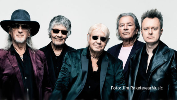 Am Freitag, den 19. Juli erscheint „=1“, das insgesamt 21. Studioalbum der Band Deep Purple. Präsentiert wird es in einer exklusiven Kinopremiere. Mehr als 80 Kinos im deutschsprachigen Raum zeigen am Vorabend die Doku „Access All Areas“ mit den Altrockern. (Foto: Jim Rakete/earMusic)