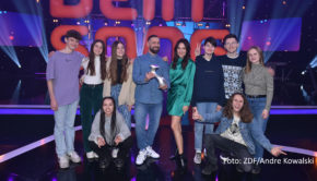 Am 17. März entscheidet sich im großen Finale des KiKA-Musik-Wettbewerbs „Dein Song“, wer von den verbliebenen Finalistinnen und Finalisten den Titel „Songwriterin oder Songwriter des Jahres 2023“ mit nach Hause nehmen darf. Johanna Klum und Bürger Lars Dietrich führen durch den Abend. (Foto: ZDF/Andre Kowalski)